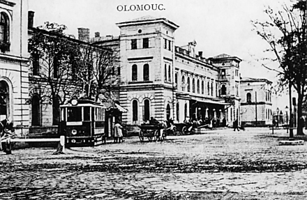 Původní budova nádraží, jak ji zachytil neznámý fotograf krátce před první světovou válkou. Tramvaje k nádraží jezdily od roku 1899.