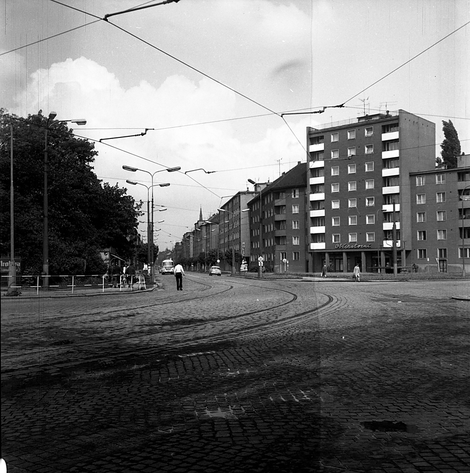 Ještě jeden pohled od nádražní budovy. Tentokrát známe dataci: psal se rok 1970. Ten parčík je úchvatný, nemyslíte?