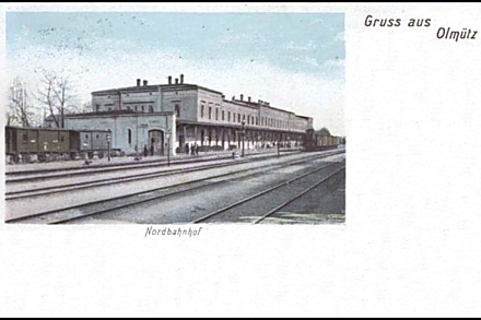 Vůbec nejstarší krásně kolorovaná pohlednice, kterou jsme na téma nádraží objevili. Pochází z roku 1900 a je na ní zachycena původní budova. 