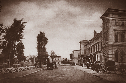 Snímek z roku 1910 zachycuje atmosféru před nádražní budovou. Tehdy tu ještě dominovaly kočáry. Už o pár let později je vystřídala auta. A dnes? Zkuste tu zaparkovat.