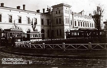 Tramvajová točna ještě před budovou nádraží. Tipujeme vznik někdy po první světové válce. Ale jisti si nejsme.