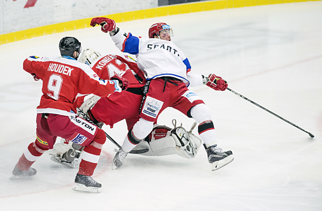 Bransilav Konrád atakovaný hradeckým forvardem Bryanem Ihnacakem.