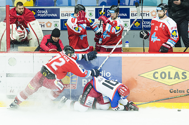 Peter Húževka při souboji s hradeckým Tomášem Knotkem u olomoucké střídačky.