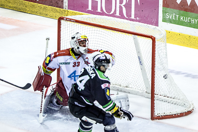 Tomáš Vošvrda v jednom z předchozích duelů Mory s věčným rivalem z Mladé Boleslavi. Tentokrát ho Pabiška nepřekonal.