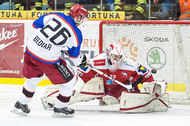 Brankář HC Olomouc Tomáš Vošvrda v pátečním utkání v Hradci Králové, kde při zranění Konráda už chytal nájezdy.