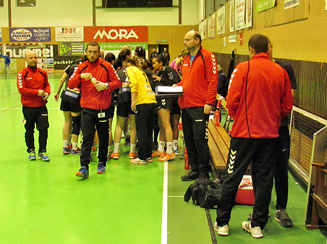 Lavička DHK ZORA Olomouc na startu druhé poločasu duelu se Slavií Praha.