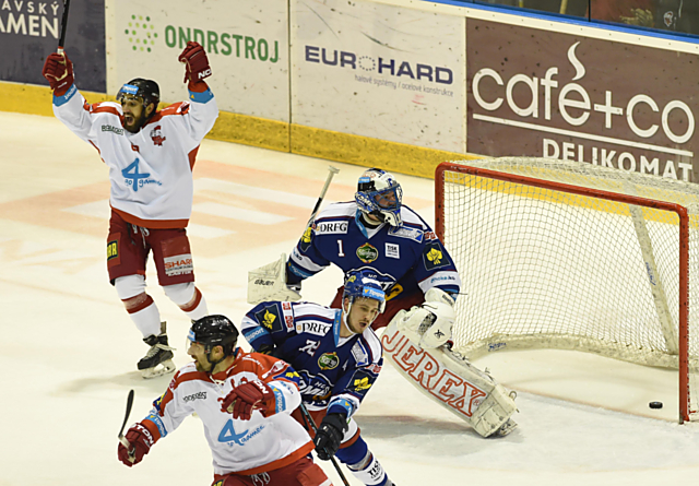 Roman Rác střílí první letošní branku a první do sítě Komety ve 44. kole Tipsport extraligy.