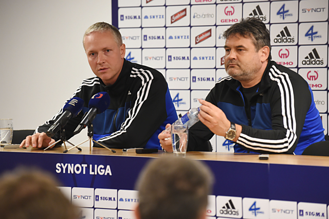 Trenér SK Sigma Olomouc Václav Jílek a sportovní ředitel olomouckého klubu Ladislav Minář na tiskové konferenci s novináři a fanoušky.