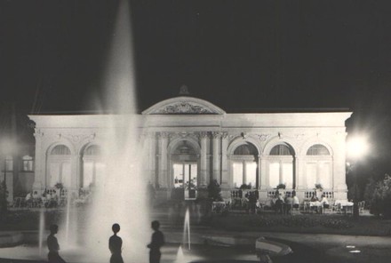 Genius loci. Fontána ve večerním světle. Rok 1967.