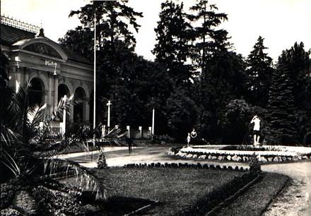 Fontána v hlavní aleji v roce 1956.