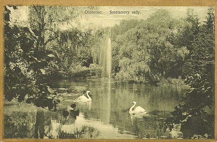Jezírko na idylickém snímku z roku 1924.