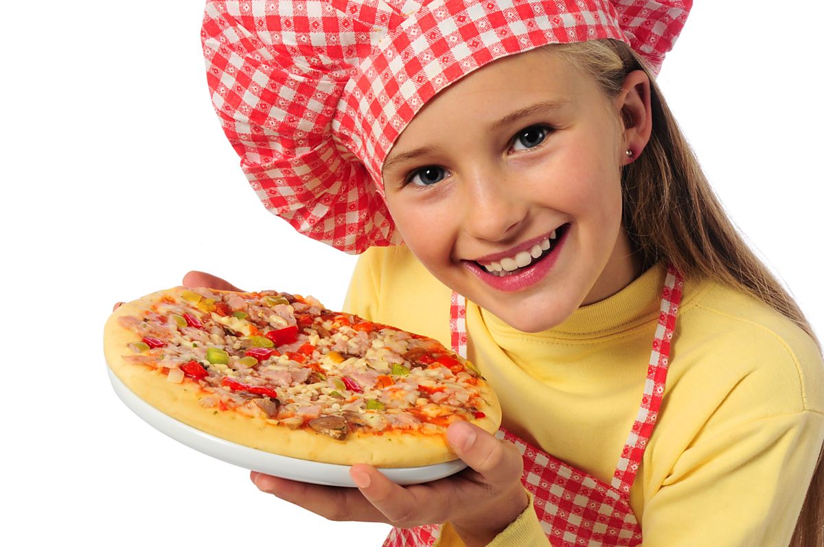 Человек делающий пиццу. Пицца для детей. Мастер класс пицца для детей. Мастер класс по пицце для детей. Дети пекут пиццу.