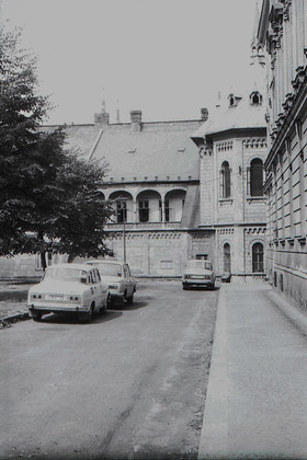 V okolí arcibiskupského paláce v roce 1970.