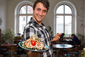 Vzali jsme vás do raw restaurace Živá zahrada.