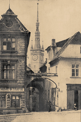Pohled na ústí malební Školní uličky z počátku 20. století.