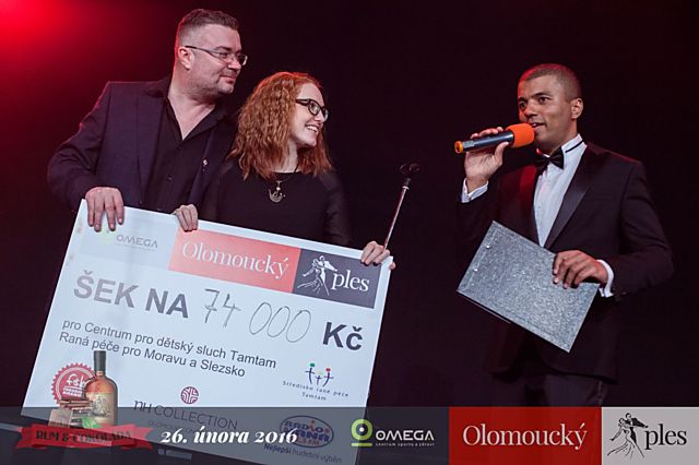 Předávání šeku Centru TAMTAM - vleva Marek Berger - programový ředitel plesu, Věra Novotná z Centra TAMTAM a Rey Koranteng - moderátor večera.