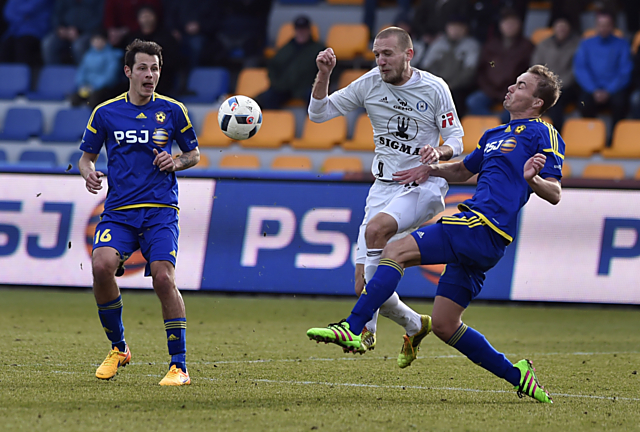 Martin Šindelář v obležení hráčů Jihlavy. Sigma prohrála na Vysočině 1:2.