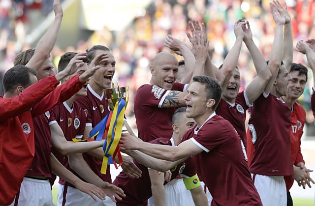 Fotbalisté Sparty deklasovali v květnu 2014 poslední Olomouc 5:0. Na snímku se hráči Sparty radují nejen z nejvyššího vítězství v sezoně, ale také s fanoušky slaví titul, který mají jistý už od minulého kola. Mezi hráči proto kolovala kopie poháru pro mistra fotbalové ligy.