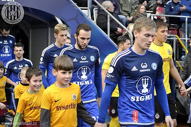 Tomáš Zahradníček nastupuje na hřiště do utkání se Spartou Praha.