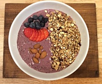 Acai bowl s domácí granolou a ovocem