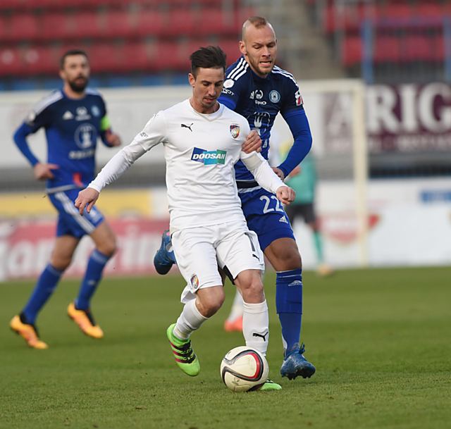 Jakub Petr brání plzeňského Petrželu. V utkání mohl olomoucký útočník dvakrát skórovat, když běžel sám na Bolka. Bohužel to nevyšlo a Sigma souboj o semifinále držela jen hodinu.