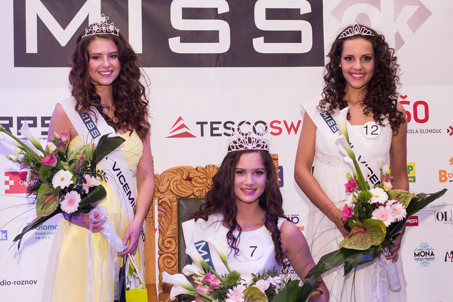 To jsou ony: uprostřed MissOK Kateřina Kučerová, vpravo druhá vicemiss Nikol Prachařová a vlevo první vicemiss Kateřina Kladivová.