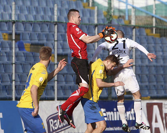 Michal Vepřek před brankou Zlína. Míč drží pevně v rukou brankář ševců Dostál.