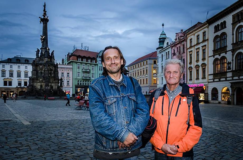 Poznejte Olomouc trochu z jiného pohledu. Provádět vás budou dva bezdomovci - Sandy a Jelen