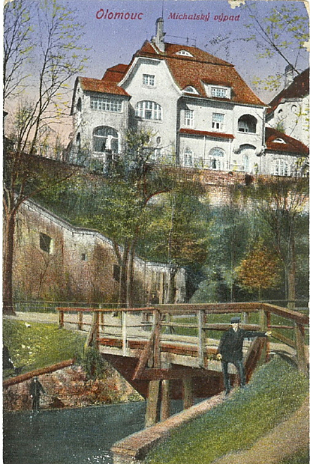 Michalský výpad na pohlednici z roku 1915. Víte, od kdy se park oficiálně jmenuje Bezručovy sady? První správnou odpověď odměníme volňáskem do Premiere Cinemas.  - Soutěž ukončena, správná odpověď je rok 1947.