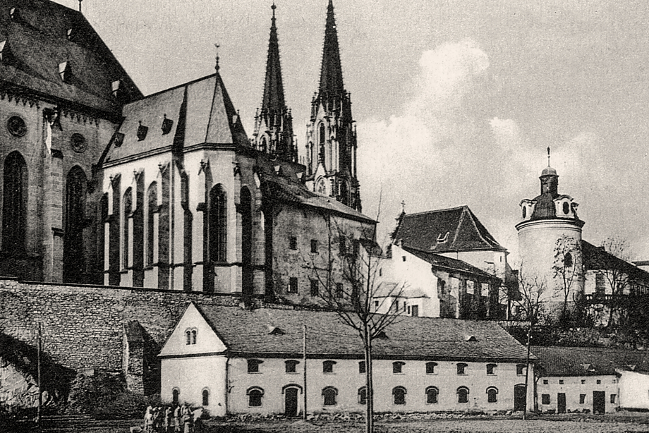 Na snímku z roku 1923 ještě stojí vojenské sklady, které se nacházely v dnešním parku pod hradbami.