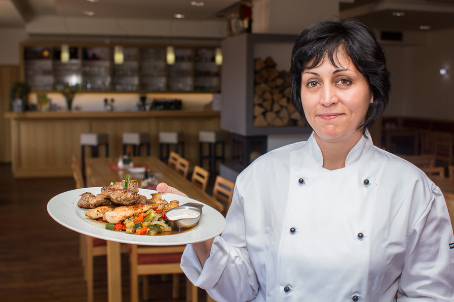Přestože je restaurace poměrně rozsáhlá, zachovává si stále atmosféru rodinné restaurace. Zatímco paní Jana má na starosti zázemí kuchyně...