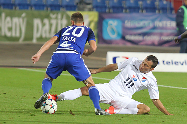 V podzimním utkání ve Vítkovicích prohrála Sigma s Baníkem 0:1. Branku tehdy nedal ani záložník Šimon Falta bráněný Martinem Dostalem.