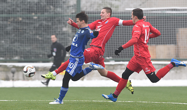 Na začátku ledna porazili Hanáci Baník v Tipsport lize 2:1. Oba góly dal Václav Vašíček, který už hostuje v Dukle. Jan Navrátil se na snímku pokouší ohrozit branku Ostravy, bráním mu v tom stoper Filip Kaša.
 
