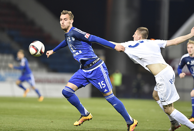 Útočník SK Sigma Olomouc Tomáš Chorý v ostrém souboji se stoperem Baníku Filipem Kašou.