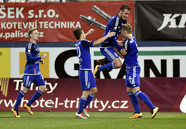 Gólová radost. Jakub Plšek proměnil pokutový kop, Tomáš Chorý byl prvním gratulantem.