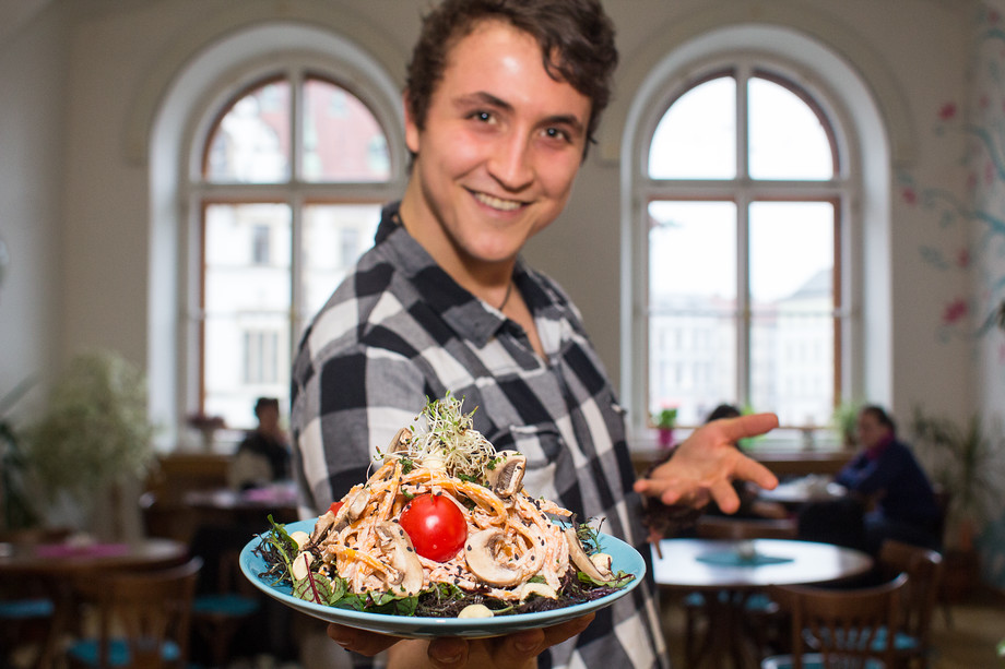 Zajímavou alternativou, jak se dobře a zdravě najíst, je raw restaurace Živá zahrada.