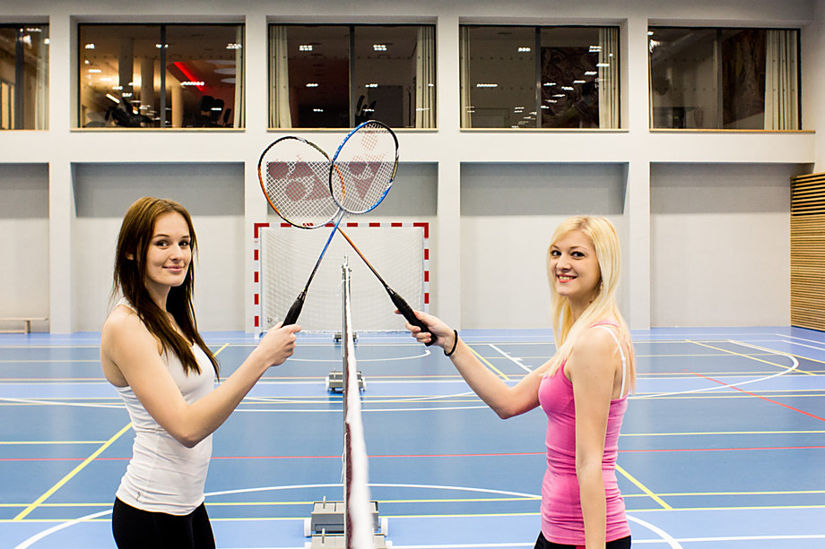 V Resortu S-port Véska najdete moderní víceúčelovou halu, v níž naleznete hned čtyři kurty – ideální jsou na badminton, tenis, ale třeba také na nohejbal, volejbal, basketbal nebo fotbal.