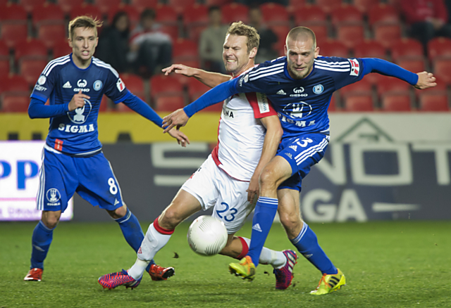 Martin Šindelář v souboji se zkušeným Karlem Pitákem. Na podzim vyhrála Sigma v Edenu v prvním zápase pod Václavem Jílkem 2:0.
