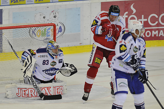 Martin Falter by měl krýt záda Branislavu Konrádovi. V jednom z letošních duelů proti HC Olomouc sledoval zblízka jak puk zlomil nos Tomáši Mikúšovi.