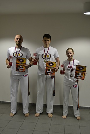Ocenění capoeiristé: Zleva: Ondřej Novák, Jan Křenek, Zuzana Bordováčová