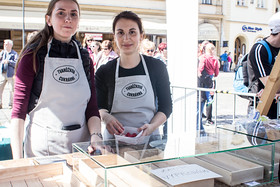 Tvarůžkový festival moc nepotěšil. Davy lidí ho vzaly útokem a na řadě stánků se už před polednem objevila cedule s nápisem vyprodáno.