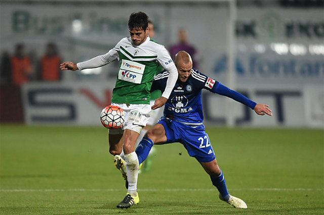 Jakub Petr v souboji s obranou Jablonce v podzimním duelu Na střelnici, které dohrávala Sigma v devíti...