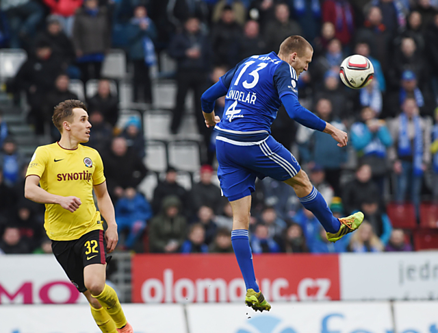 Martin Šiindelář hlavičkuje v utkání se Spartou Praha.