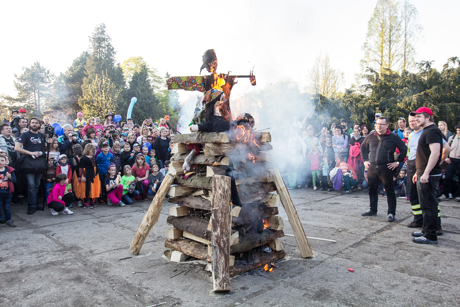 Na tradiční pálení čarodějnic přišly asi tři tisíce lidí. Letos se akce poprvé konala ve Smetanových sadech.
