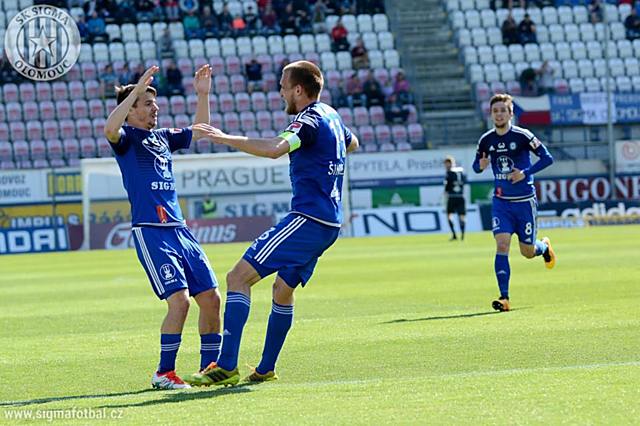 Martin Šindelář děkuje Janu Navrátilovi za gólový centr v duelu s Jabloncem.