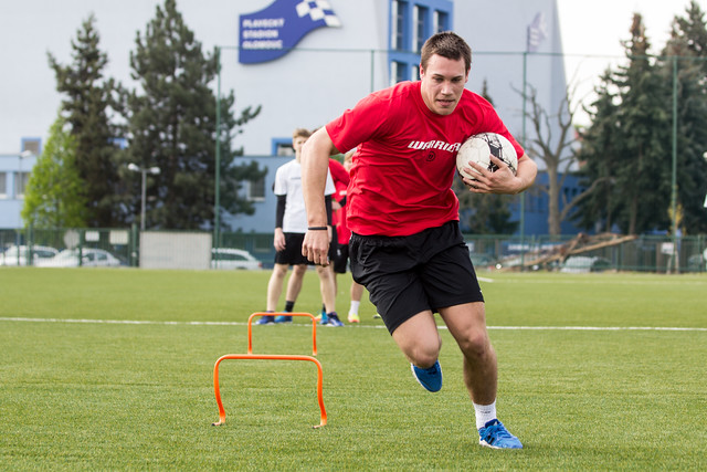 Tomáš Fořt na prvním tréninku HC Olomouc na umělé trávě Androva stadionu.