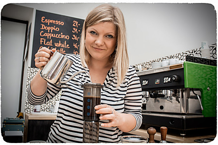 Kristýna Smudová ukazuje přípravu kávy pomocí aeropressu. Ve foyer kina Metropol se ji naučíte připravit také vy.