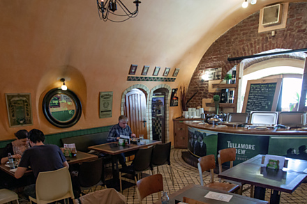 Trochu nezvyklá kombinace - irský bar a indická restaurace hostům prý vůbec nevadí. 