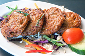 Onion bhajai (předkrm) - Na první pohled vypadají tyto placky jako malé bramboráčky, jsou to však smažené placičky z cibule, indického koření, obalené v cizrnové mouce