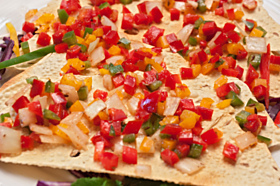 Masala papad (předkrm) - křupavý oplatek z čočkové mouky pečený v peci tandúr, podávaný s jemně nasekanou cibulí, paprikami, rajčaty, okurky, ochucený indickým kořením